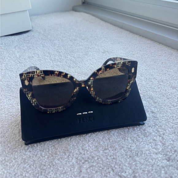 Fendi Roma Havana Logo Oversized Sunglasses - Picture 5 of 12